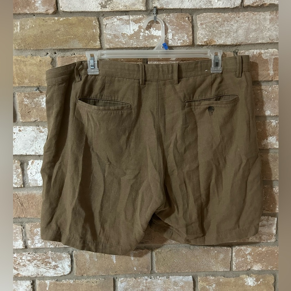Banana Republic Tan Flat Front Shorts. Men size 38.